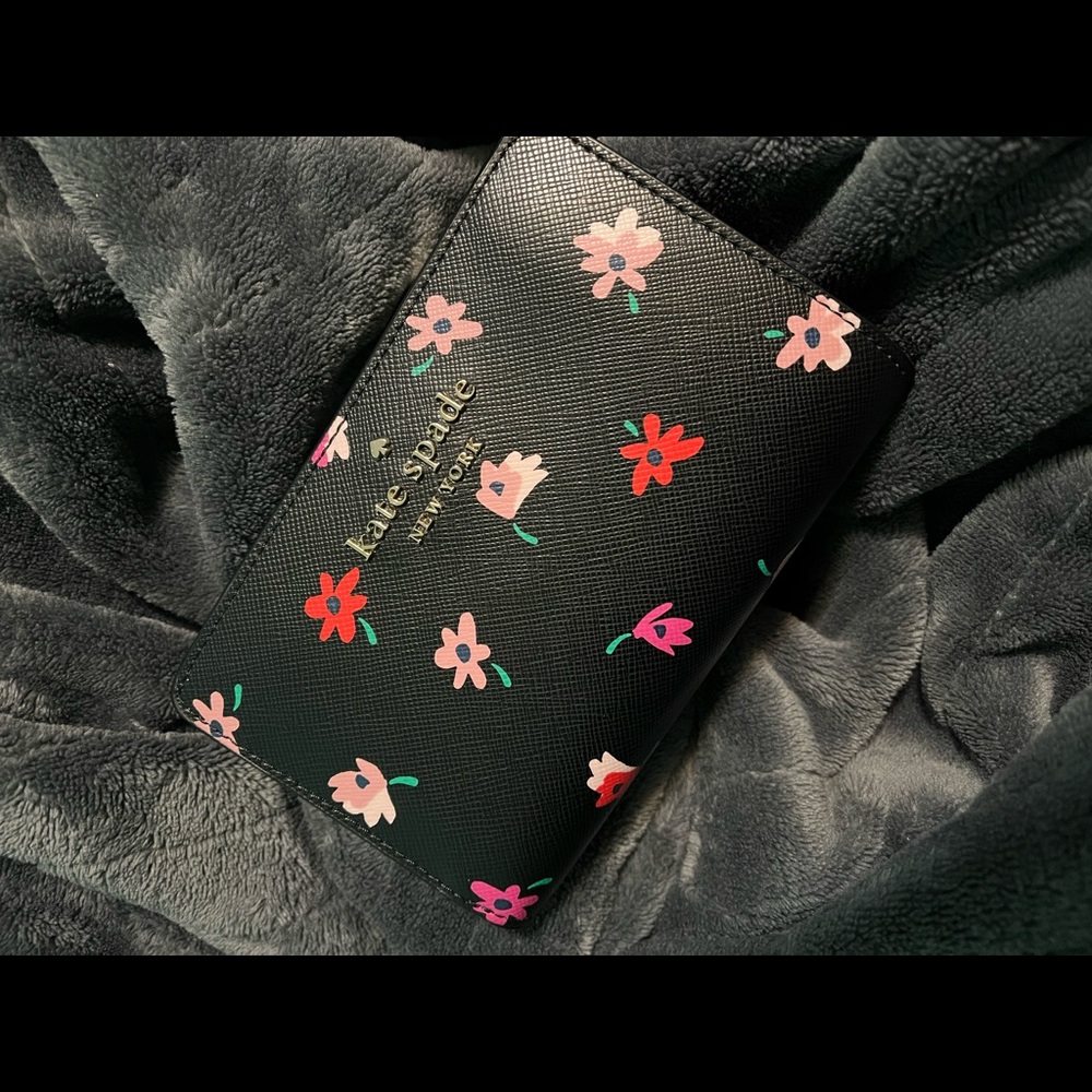 ♠️Kate Spade black flower wallet♠️